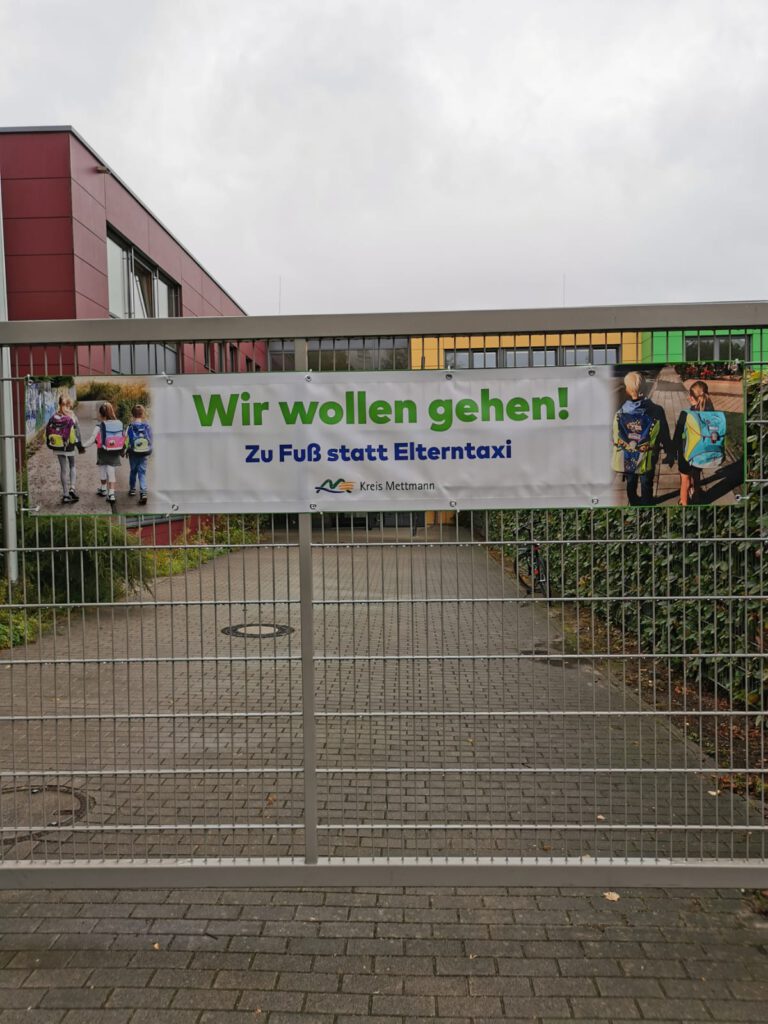 Wir wollen gehen! - Zu Fuß statt Elterntaxi
Plakat vor der ALS-Ratingen